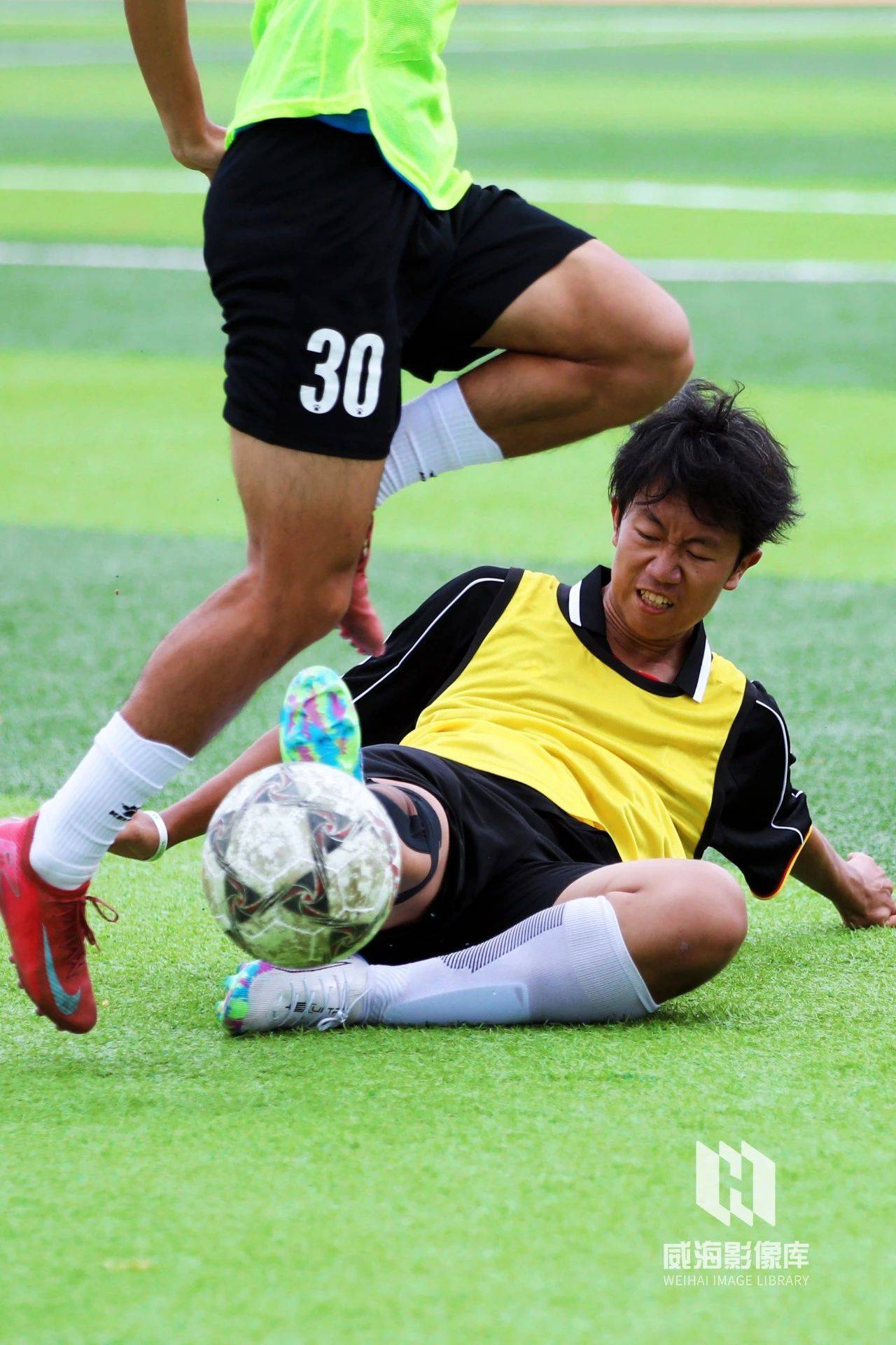 宝威体育平台-包含冲锋陷阵：足球赛事场面热度不减的词条